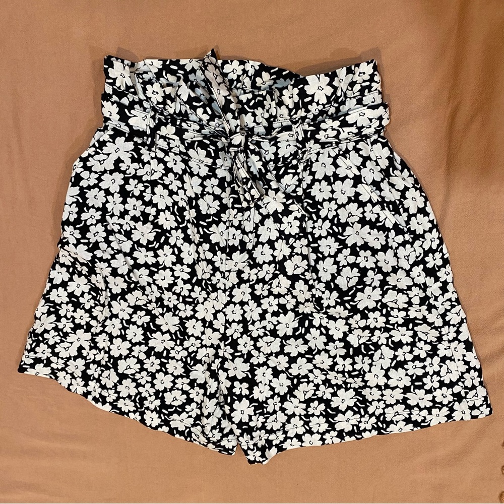 NWT Who What Wear Floral Paperbag Short